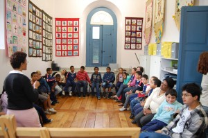 O Professor, Eduardo Moreira, da explicação sobre a câmera de gravação aos alunos do 2º Curso de Vídeo em Educação Patrimonial para Comunidade Escolar no primeiro dia do curso na Sala Multiuso da Estação Ferroviária de Mariana. Foto: Rafael Santos