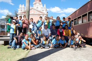 Os alunos e professores do 2º Curso de Vídeo em Educação Patrimonial para Comunidade Escolar com a equipe do Vale Registrar no dia 23 de maio de 2011, na plataforma da Estação Ferroviária de Mariana.