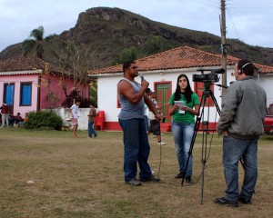 A equipe do Núcleo de Audiovisual do Vale Registrar – Leonardo Penna (Gerente Operacional) e Isadora Bruzzi (estagiária) – gravam depoimento de Sérgio Romão Pereira, momentos antes da exibição da 3ª Mostra de Videocabines – “Paisagens e Lugares II” e “Culinária II”, na Praça de Sant’Ana, subdistrito de Chapada, em Ouro Preto. Foto: Cristiane Evangelista
