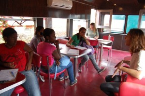 Rosilene Figueiredo, da Equipe de Apoio Técnico-Administrativo do Vale Registrar, e a instrutora Mariana Zanchetta realizam o processo de seleção dos alunos para o 3º Curso de Vídeo em Educação Patrimonial para Jovens. Local: Vagão Café – Estação Ferroviária de Mariana. Data: 20.09.11. Foto: Cristiane Evangelista