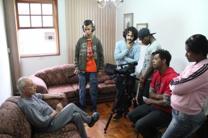Os alunos do 3º Curso de Vídeo sobre Patrimônio Cultural para Jovens gravam o depoimento do senhor Frederico Ozanan, para a produção do vídeo “Vale a Pena ser Lembrando”. Local: Rua Dom Viçoso - Bairro Centro - Mariana Data: 03.10.11 Foto: Marcello Nicolato 