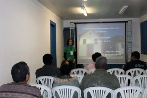 Rosilene Figueiredo, Gerente Operacional do Apoio Técnico-Administrativo, fala aos participantes da 4ª exibição da Mostra de Videocabines – “Lendas, Casos e Mitos I”e “Bairros II – Ouro Preto”, na Casa de Cultura do Padre Faria, no bairro Padre Faria, em Ouro Preto. Foto: Wesley Maurício