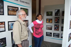 O fotógrafo Dimas Guedes participa da abertura da Exposição Fotográfica na Plataforma da Estação Ferroviária de Ouro Preto. Foto: Marcelo Nicollato