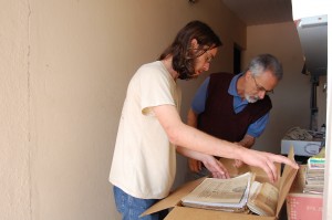 O pesquisador Eder Melo e o entrevistado do Vale Registrar, Rafael Arcanjo Santos, proprietário do acervo de antigos jornais de Mariana, separam exemplares para o empréstimo. Foto: Wesley Souza 