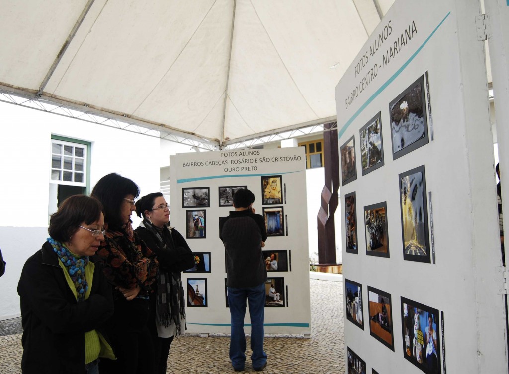 Visitantes e alunos da 3ª Oficina de Fotografia Digital, observam a Exposição das fotografias selecionadas, no pátio da FAOP, em Ouro Preto.