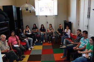 O instrutor da 7ª Oficina de Fotografia Digital, Dimas Guedes, e seus alunos, no segundo dia de aula, na Sala Multiuso da Estação Ferroviária de Mariana. Data: 26.08.13 Foto: Wesley Maurício