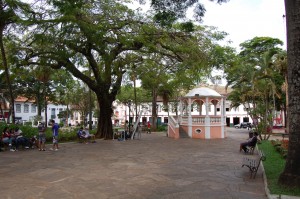 A cabine de depoimentos do Vale Registrar sendo montada na Praça Gomes Freire, em Mariana. Foto: Marianne Fonseca 