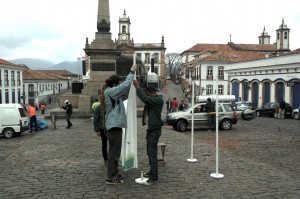 Montagem da Videocabine por Marcello Nicolato e Wesley Mauricio, na Praça Tiradentes, em Ouro Preto. Foto: Marianne Fonseca 