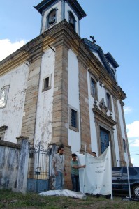Montagem da Videocabine por Marcello Nicolato, Cristiane Evangelista e Wesley Mauricio, no adro da Igreja Nossa Senhora do Rosário dos Pretos, em Mariana. Foto: Marianne Fonseca 