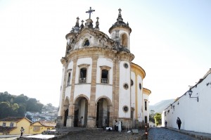 Montagem da Videocabine por Marcello Nicolato, Cristiane Evangelista e Wesley Mauricio, no adro da Igreja Nossa Senhora do Rosário dos Pretos, no bairro Rosário, em Ouro Preto. Foto: Marianne Fonseca 