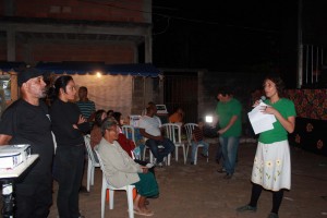 01 – Rosilene Figueiredo, Gerente Operacional do Apoio Técnico-Administrativo, fala aos participantes da 5ª exibição da Mostra de Videocabines – “Culinária I” e “Lendas, Casos e Mitos II”, na Praça do Rosário, no distrito de Padre Viegas, em Mariana. Foto: Wesley Maurício