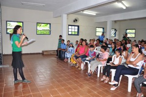 Rosilene Figueiredo, Gerente Operacional do Apoio Técnico-Administrativo, fala aos participantes da 8ª exibição da Mostra de Videocabines – “Festas Populares II”, no Salão Paroquial da Igreja Nossa Senhora da Conceição, no distrito de Cachoeira do Brumado, em Mariana. Foto: Wesley Maurício