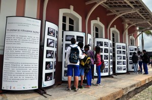 Participantes da abertura da Exposição Fotográfica da 7ª Oficina de Fotografia Digital, na plataforma da Estação Ferroviária de Mariana. Foto: Isadora Bruzzi