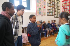 Os professores Douglas Aparecido e Eduardo Moreira acompanham os alunos do 2º Curso de Vídeo em Educação Patrimonial para Comunidade Escolar, num exercício com a câmera, no primeiro dia do curso na Sala Multiuso da Estação Ferroviária de Ouro Preto. Foto: Rafael Santos