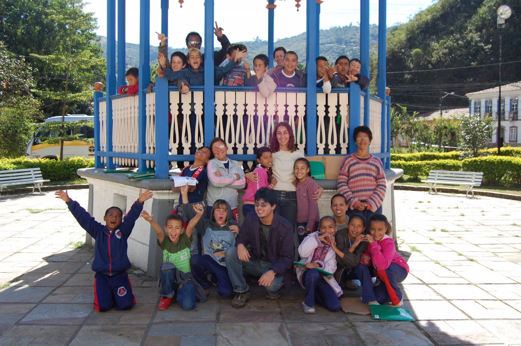 Os alunos e professores do 2º Curso de Vídeo em Educação Patrimonial para Comunidade Escolar com a equipe do Vale Registrar, no dia 24 de maio de 2011 na Praça Cesário Alvim, em Ouro Preto.