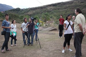 Os alunos do 3º Curso de Vídeo sobre Patrimônio Cultural para Jovens gravam o depoimento do senhor Leandro Henrique dos Santos, para a produção do vídeo “Mina da Passagem: uma riqueza além do ouro”. Local: Mina da Passagem – Passagem de Mariana – Mariana Data: 04.10.11 Foto: Marcello Nicolato 