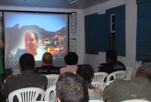 Moradores do bairro Padre Faria assistem às apresentações das videocabines, algumas delas gravadas no bairro, durante a 4ª exibição da Mostra de Videocabines, na Casa de Cultura do Padre Faria, em Ouro Preto. Foto: Wesley Maurício