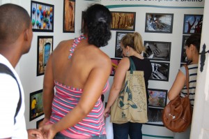 Visitantes observam as fotografias da Exposição da 6ª Oficina de Fotografia Digital, na Sala Multiuso da Estação Ferroviária de Mariana. Local: Sala Multiuso – Estação Ferroviária de Mariana Foto: Rafael Bouças