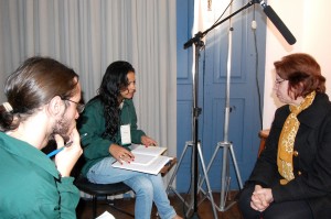 A entrevistada Mônica Versiani Machado fornece informações adicionais à estagiária Natália Severino, para a elaboração de notas de rodapé, sob supervisão do entrevistador Eder Melo, na Sala de Histórias da Estação Ferroviária de Ouro Preto. Foto: Wesley Souza