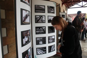 Cláudia Regina Klock, aluna da 7ª Oficina de Fotografia Digital, visualiza as fotos da exposição, na plataforma da Estação Ferroviária de Ouro Preto. Foto: Wesley Maurício