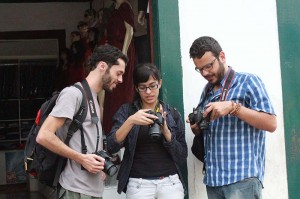 Os alunos da 7ª Oficina de Fotografia Digital – Edson Santos Melo, Bárbara Natal Soares Guimarães e Rafael Bouças, em aula prática, na Rua Direita, em Mariana. Data: 29.08.13 Foto: Wesley Maurício