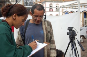 Cristiane Evangelista, da equipe do Vale Registrar e o depoente Nilton Paiva de Morais. Foto: Marianne Fonseca