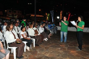 Rosilene Figueiredo, Gerente Operacional do Apoio Técnico- Administrativo do Vale Registrar, fala sobre o Programa de Educação Patrimonial Trem da Vale ao público presente da abertura da 7ª exibição da Mostra de Videocabines, no adro da Igreja de Nossa Senhora da Glória, no distrito de Passagem de Mariana, em Mariana.