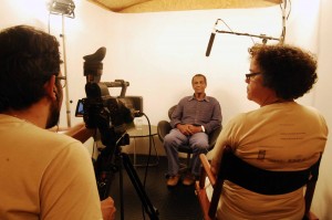 A equipe do Vale Registrar se prepara para começar o registro do depoimento do entrevistado Crispim Lapa, no Vagão Oficina de Vídeo / Sala de Histórias da Estação Ferroviária de Mariana