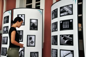 Thainá Teixeira Cunha, aluna da 7ª Oficina de Fotografia Digital, visualiza as fotos da exposição, na plataforma da Estação Ferroviária de Mariana. Foto: Isadora Bruzzi