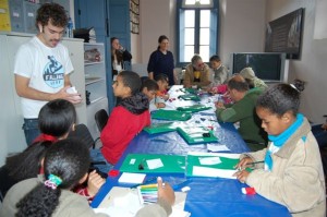 A equipe de arte-educadores e assistentes da PICTOZ acompanha a realização de atividades pelos alunos.
