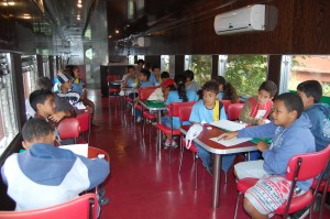 Os alunos do 2º Curso de Vídeo em Educação Patrimonial para Comunidade Escolar em atividade no segundo dia de curso no Vagão Café na Estação Ferroviária de Mariana. Foto: Rosilene Figueiredo