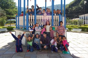 Os alunos e professores do 2º Curso de Vídeo em Educação Patrimonial para Comunidade Escolar com a equipe do Vale Registrar, no dia 24 de maio de 2011 na Praça Cesário Alvim, em Ouro Preto. Foto: Rafael Santos