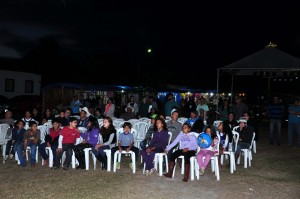 Participantes da VI Gastroarte, acompanham a exibição da 3ª Mostra de Videocabines – “Paisagens e Lugares II” e “Culinária II”, na Praça de Sant’Ana, no subdistrito de Chapada, em Ouro Preto. Foto: Isadora Bruzzi