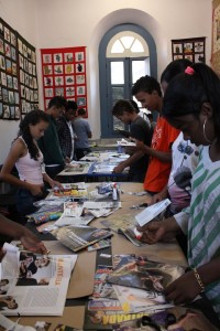 Alunos do 3º Curso de Vídeo sobre Patrimônio Cultural para Jovens em atividade. Local: Sala Multiuso – Estação Ferroviária de Ouro Preto. Data: 21.09.11 Foto: Marianne Fonseca