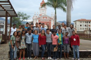Os alunos do 3º Curso de Vídeo sobre Patrimônio Cultural para Jovens com os professores e a equipe do Vale do Registrar. Local: Plataforma da Estação Ferroviária de Mariana Data: 15.10.11 Foto: Eder Melo 