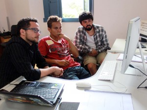 Os alunos do 5º Curso de Edição de Vídeo, Victor Hugo Dutra e Luiz Felipe Pereira, em atividade, com o instrutor do curso Mateus Brandão, na Sala Multiuso da Estação Ferroviária de Ouro Preto. Data: 20.09.13 Foto: Wesley Maurício