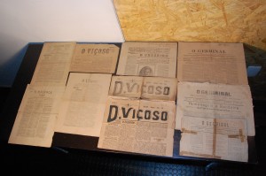 Antigos jornais de Mariana, pertencentes ao acervo pessoal do entrevistado Rafael Arcanjo Santos, cedidos em empréstimo, no Vagão Oficina de Vídeo / Sala de Histórias, na Estação Ferroviária de Mariana. Foto: Wesley Souza 