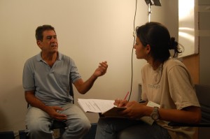 José Henrique Neves presta informações complementares à estagiária Natália Severino. . Foto: Rafael Santos.