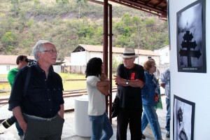 Dimas Guedes, instrutor da 7ª Oficina de Fotografia Digital, na abertura da Exposição Fotográfica da 7ª Oficina de Fotografia Digital, na plataforma da Estação Ferroviária de Ouro Preto. Foto: Wesley Maurício