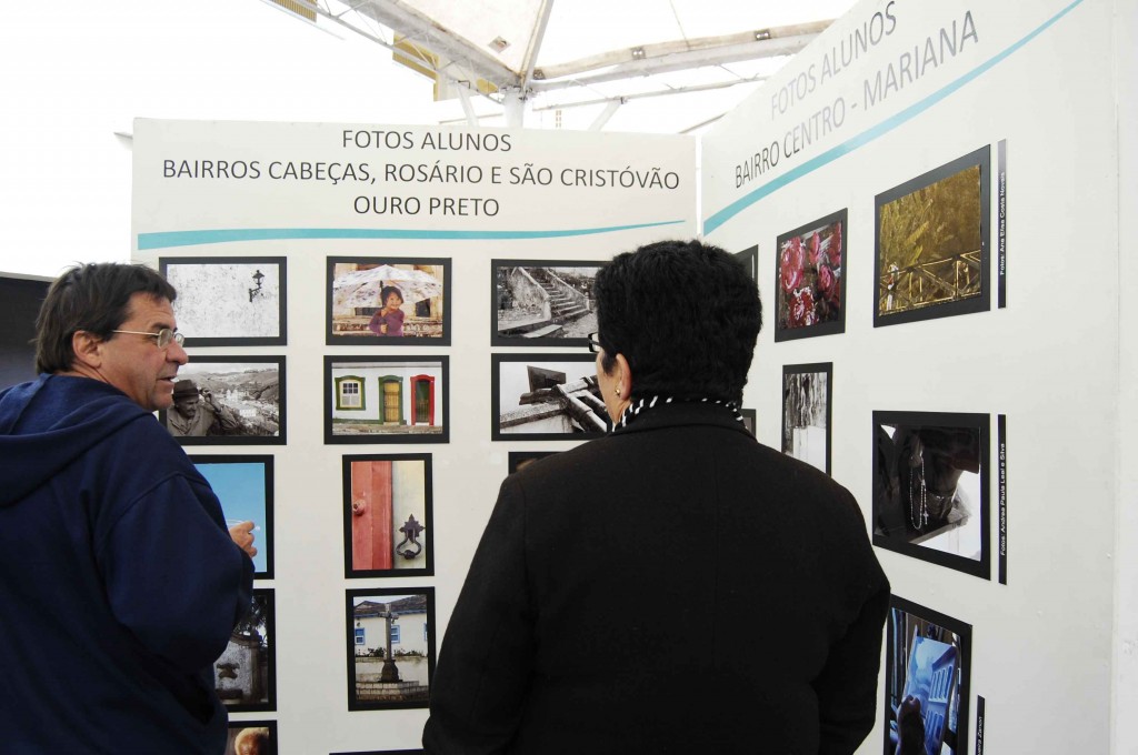 Visitantes na Exposição de Fotos da 3ª Oficina de Fotografia Digital, realizada na FAOP, localizada no bairro Cabeças em Ouro Preto.