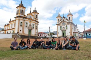 O instrutor da 7ª Oficina de Fotografia Digital, Dimas Guedes, e seus alunos, na Praça Minas Gerais, em Mariana. Data: 30.08.13 Foto: Wesley Maurício