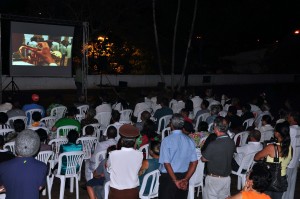 Moradores do distrito de Passagem de Mariana, em Mariana, assistem ao vídeo “Festas Populares II”, na 7ª exibição da Mostra de Videocabines, no adro da Igreja de Nossa Senhora da Glória