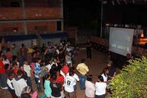 Participantes do 10º Festival de Cuscuz de Sumidouro acompanham a 5ª exibição da Mostra de Videocabines, na Praça do Rosário, no distrito de Padre Viegas, em Mariana. Foto: Wesley Maurício