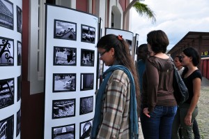 A aluna da 7ª Oficina de Fotografia Digital, Christineide Ferreira Lemos Nakagawa, na abertura da Exposição Fotográfica, na plataforma da Estação Ferroviária de Mariana. Foto: Isadora Bruzzi