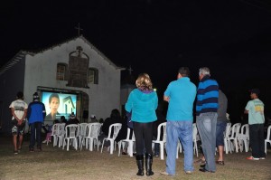 Moradores assistem a 3ª Mostra de Videocabines – “Paisagens e Lugares II” e “Culinária II” e na Praça de Sant’Ana, no subdistrito de Chapada, em Ouro Preto. Foto: Isadora Bruzzi 