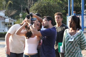 Alunos do 3º Curso de Vídeo em Educação Patrimonial para Jovens, com os professores Mateus Brandão e Mariana Zanchetta em atividade Local: Praça Cesário Alvim, em frente a Estação Ferroviária de Ouro Preto. Data: 21.09.11 Foto: Marianne Fonseca