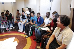 Os alunos do 3º Curso de Vídeo sobre Patrimônio Cultural para Jovens no processo de elaboração dos roteiros dos vídeos, auxiliados por Josanne Guerra Simões do Núcleo de História Oral do Vale Registrar e a professora Mariana Zanchetta. Local: Sala Multiuso – Estação Ferroviária de Ouro Preto Data: 26.09.11 Foto: Marianne Fonseca 