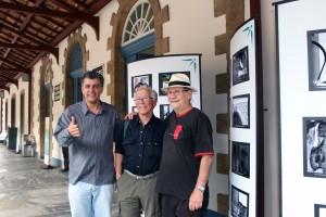 O instrutor da 7ª Oficina de Fotografia Digital, Dimas Guedes e os alunos, Amantino Ansaloni Alves e Osmar Alves de Oliveira Junior, na abertura da Exposição Fotográfica na plataforma da Estação Ferroviária de Ouro Preto. Foto: Wesley Maurício