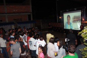 Participantes acompanham a 5ª exibição da Mostra de Videocabines – “Culinária I” e “Lendas, Casos e Mitos II”, na Praça do Rosário, no distrito de Padre Viegas, em Mariana. Foto: Wesley Maurício