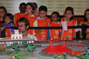 Alunos da Escola Municipal de Passagem na Estação de Ouro Preto. Foto: Tamara Marques